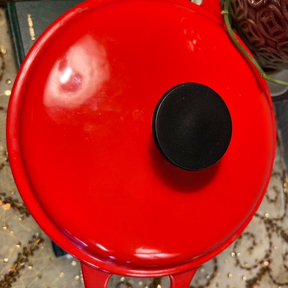 Vintage Cook's Essentials Red Enamelled Cast Iron 2.5QT Covered Pot - Picture 4 of 9